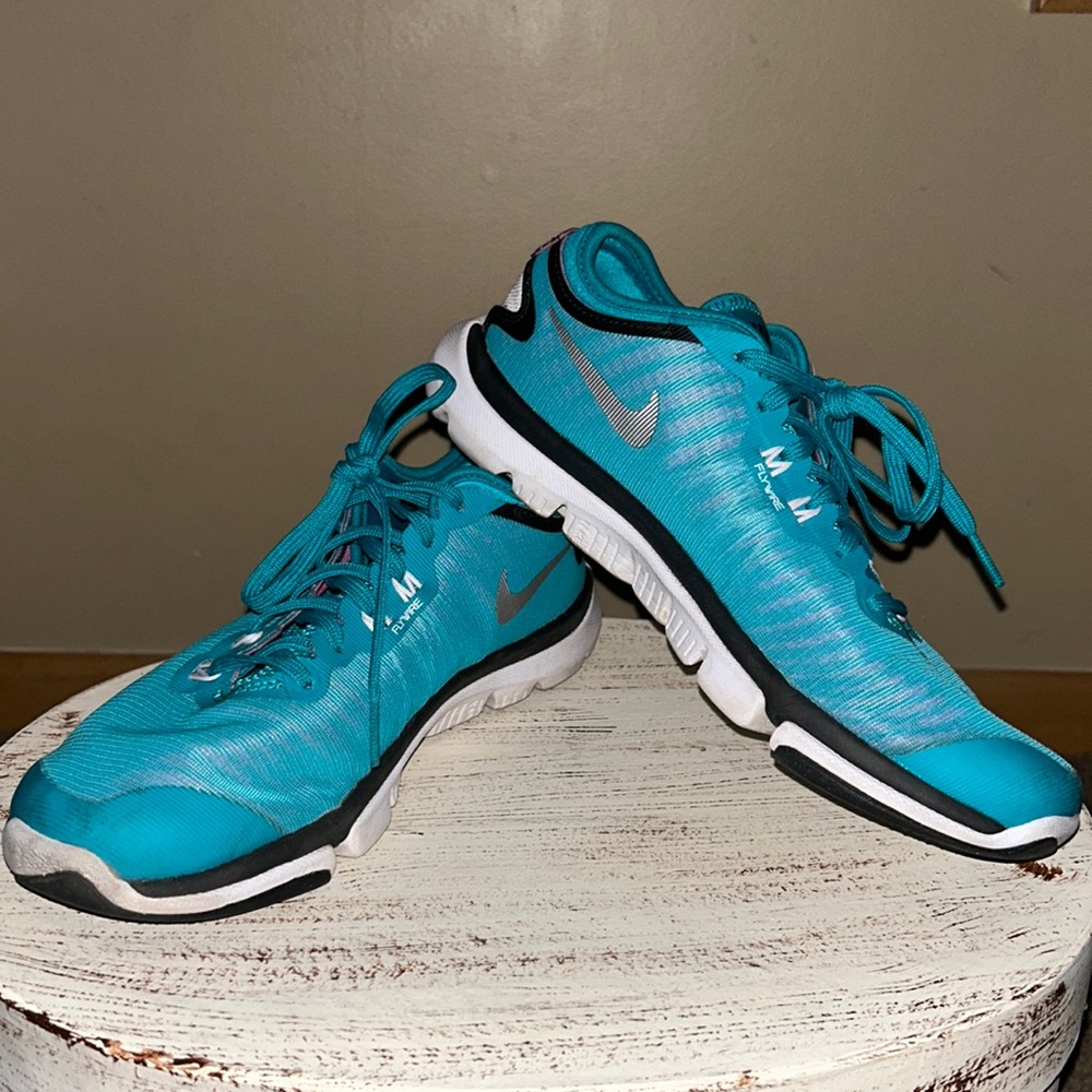 NIKE Flywire Shoes